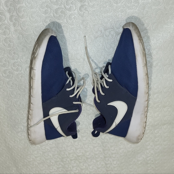 Youth Nike Roshe One Athletic Shoes - Picture 5 of 6